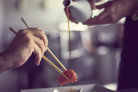 亚洲,亚洲,筷子,筷子,晚餐,吃,吃,食品,手,手,日本,日语,餐厅,服务,寿司,侍应生 亚洲,亚洲,筷子,筷子,晚餐,吃,吃,食品,手,手,日本,日语,餐厅,服务,寿司,侍应生