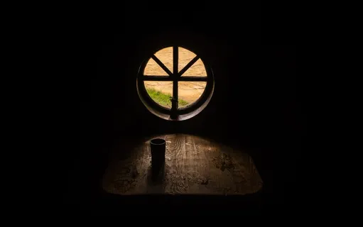 下午,酒吧,草,室内,光,喜怒无常,杯子,旧,地方,阴影,表,墙,窗口 下午,酒吧,草,室内,光,喜怒无常,杯子,旧,地方,阴影,表,墙,窗口