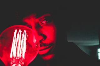 非洲裔美国人，黑色，创意，眼睛，眼睛，脸，灯泡，灯泡，之一，心情，喜怒无常，人，肖像