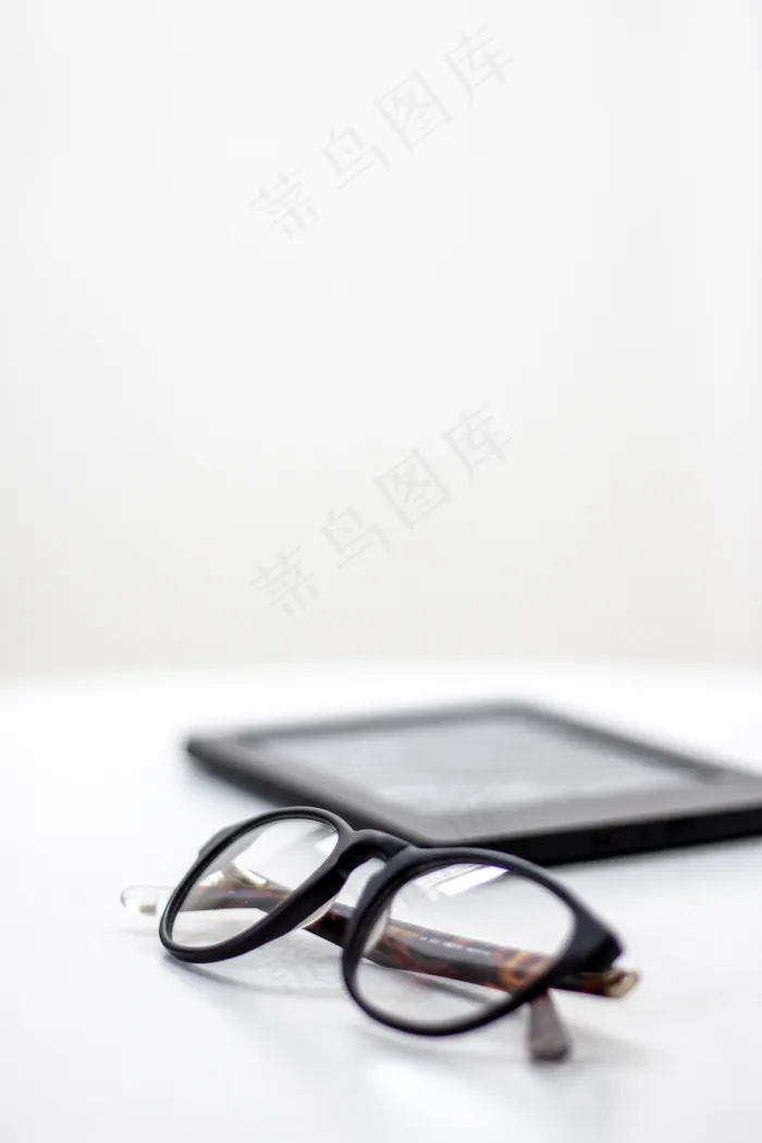 背景，散景，特写，副本空间，眼镜，眼镜，现代，没人，对象，光学，阅读，样式，表，平板电脑，视觉，白