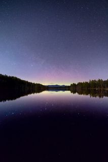 天文学，北极光，星座，银河系，高清壁纸，湖，银河，山，夜，北极光，反射，天空，空间，星星，树木，水