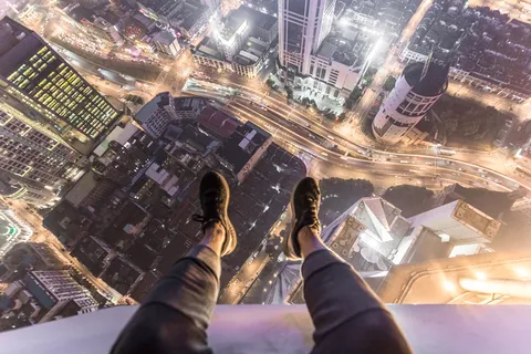 冒险,城市,城市景观,危险,脚,吊,腿,腿,男性,之一,夜,屋顶,摩天大楼 冒险,城市,城市景观,危险,脚,吊,腿,腿,男性,之一,夜,屋顶,摩天大楼