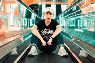 章，衣服，服装，牛仔布，自动扶梯，帽子，看，人，肖像，邮政，运动鞋，运动鞋