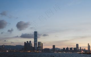 建筑物，繁忙，云，市中心，黄昏，现代，天空，天际线，摩天大楼，日落，塔，城市，水