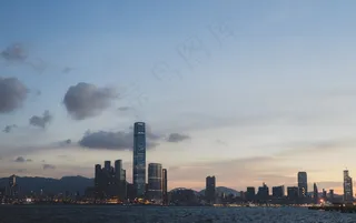 建筑物，繁忙，云，市中心，黄昏，现代，天空，天际线，摩天大楼，日落，塔，城市，水