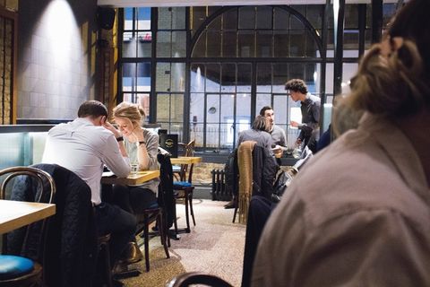 餐饮，晚餐，饮食，男人，餐厅，饭店，桌子，桌子，侍者，女人