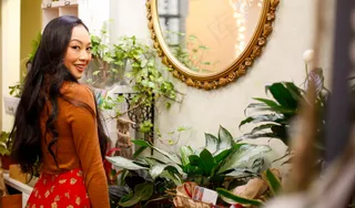 时尚，女性，女孩，镜子，人，植物，姿势，反射，零售，购物，微笑，存储，女人