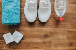 服装，设备，锻炼，地板，对象组，健康的生活方式，卫生，生活方式，对，鞋，毛巾