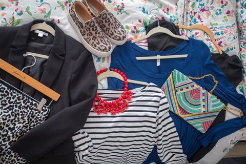 配件，休闲，衣服，服装，外套，集合，平躺，手提包，项链，服装，钱包，衬衫，鞋子，购物，顶部，视图