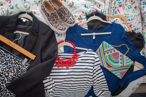 配件，休闲，衣服，服装，外套，集合，平躺，手提包，项链，服装，钱包，衬衫，鞋子，购物，顶部，视图