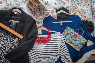 配件，休闲，衣服，服装，外套，集合，平躺，手提包，项链，服装，钱包，衬衫，鞋子，购物，顶部，视图