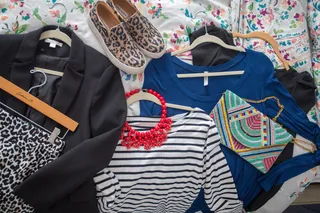 配件，休闲，衣服，服装，外套，集合，平躺，手提包，项链，服装，钱包，衬衫，鞋子，购物，顶部，视图