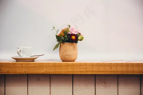 香气，背景，饮料，早餐，酿造，咖啡厅，咖啡因，卡布奇诺咖啡，咖啡，咖啡休息，台面，杯，无咖啡因，浓咖啡，鲜花，新鲜咖啡，热，热咖啡，热饮料，室内，java，拿铁咖啡，早晨，餐厅，窗户