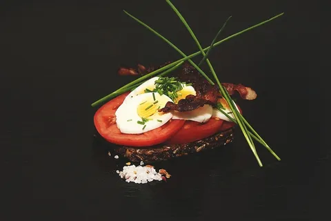 培根，黑色，面包，早午餐，黑暗，鸡蛋，鸡蛋，食品，午餐，烤面包，番茄，番茄