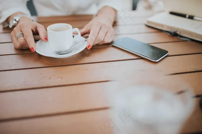 商人，女商人，咖啡厅，咖啡，通信，杯，数字平板电脑，饮料，持有，人的手，互联网，男人，移动电话，一个人，智能，表，女人，妇女，工作