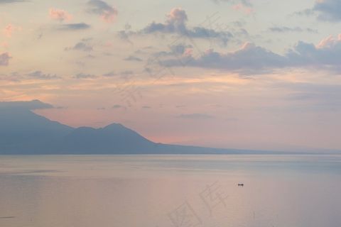 空中，船，气候，云，阴霾，山，海洋，户外，风景，海洋，天空，视图，水，天气