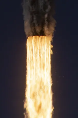 先进，火，火焰，飞行，飞，热，发射，运动，电源，科学，空间，航天器，飞船，spacex，速度，技术，旅行，黄色