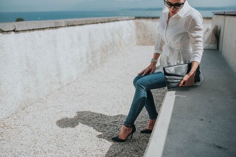 成人，美丽，美容，休闲服装，城市，女性，牛仔裤，生活方式，寻找，男人，一个人，户外，坐下，坐着，都市风貌，妇女，年轻