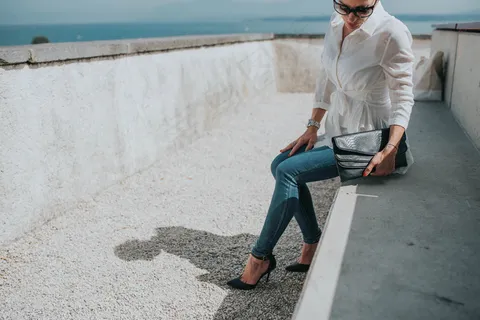 成人，美丽，美容，休闲服装，城市，女性，牛仔裤，生活方式，寻找，男人，一个人，户外，坐下，坐着，都市风貌，妇女，年轻