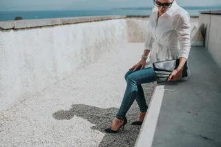 成人，美丽，美容，休闲服装，城市，女性，牛仔裤，生活方式，寻找，男人，一个人，户外，坐下，坐着，都市风貌，妇女，年轻