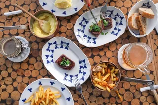 晚餐，饮食，食物，薯条，高架，盘子，盘子，牛排，牛排