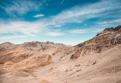 蓝色，峡谷，云，沙漠，污垢，干，沙丘，小山，小山，山，山，岩，洛基，农村，沙，天空，地形