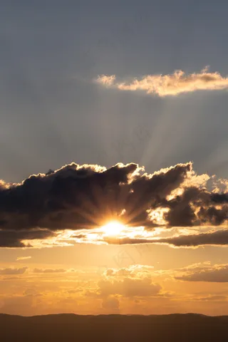 气候，云，戏剧性，金色，天堂，地平线，光，山，自然，橙色，射线，天空，太阳，日出，日落