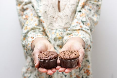 烤，烘烤，蛋糕，蛋糕，巧克力，杯形蛋糕，杯形蛋糕，食品，手，手，松饼，松饼，女人