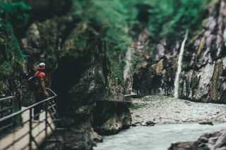 冒险，探索，极限运动，森林，健康的生活方式，徒步旅行，男人，山，一个人，户外，娱乐追求，河，岩-对象，水，妇女