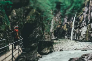 冒险，探索，极限运动，森林，健康的生活方式，徒步旅行，男人，山，一个人，户外，娱乐追求，河，岩-对象，水，妇女