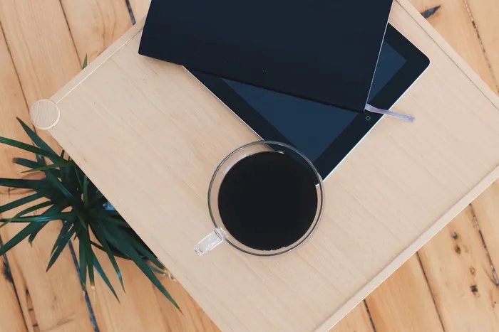 咖啡，杯，家具，玻璃，电脑，桌子，平板电脑，茶