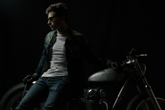 自行车，自行车，男性，人，摩托车，摩托车，摩托车，摩托车