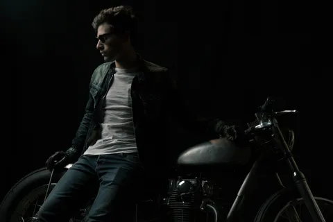 自行车，自行车，男性，人，摩托车，摩托车，摩托车，摩托车