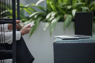 女商人，计算机，企业，数字设备，自由职业者，互联网，笔记本电脑，Macbook，钱，网络，坐着，无线