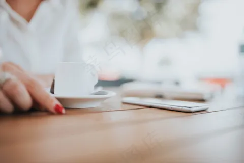 商人，女商人，咖啡厅，咖啡，通信，杯，数字平板电脑，饮料，持有，人的手，互联网，男人，移动电话，一个人，智能，表，女人，妇女，工作