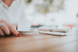 商人，女商人，咖啡厅，咖啡，通信，杯，数字平板电脑，饮料，持有，人的手，互联网，男人，移动电话，一个人，智能，表，女人，妇女，工作