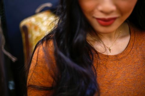 散景，关闭，脸，时尚，女性，头发，嘴唇，项链，人，肖像，微笑，样式，毛衣，女人