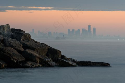 建筑物，城市景观，云，海洋，岩石，海，天空，摩天大楼，城市，水