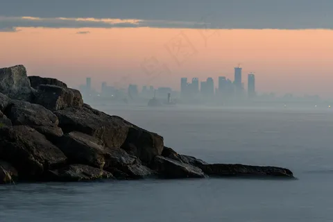建筑物，城市景观，云，海洋，岩石，海，天空，摩天大楼，城市，水