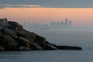 建筑物，城市景观，云，海洋，岩石，海，天空，摩天大楼，城市，水