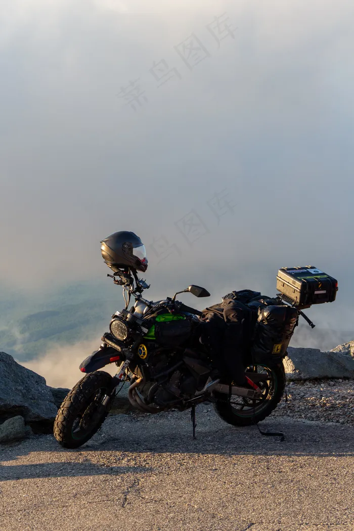 自行车，云，头盔，旅程，摩托车，摩托车，山，停车，高峰，骑，风景，天空，旅游，旅游，旅行，视图