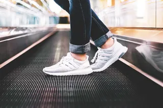 衣服，服装，牛仔布，脚，鞋类，腿，腿，鞋子，运动鞋，步行，步行