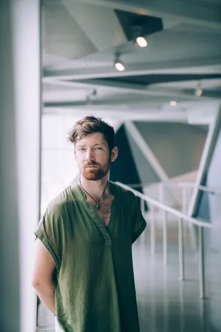 胡子，休闲，家伙，室内，室内，照明，看，男性，之一，现代，项链，人，肖像，姿势，简单