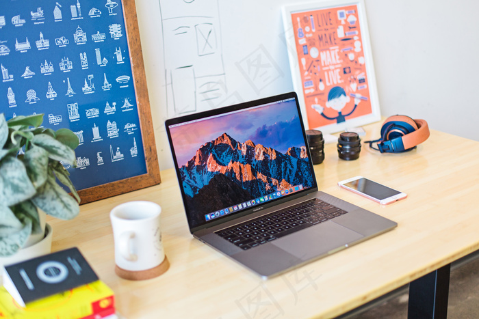 办公桌，开发人员，耳机，笔记本电脑，Macbook，技术，网页设计，工作区