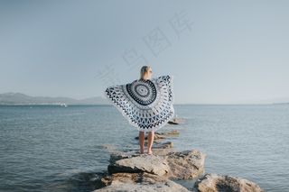 成人，海滩，自然风光，女性，自由，生活方式，户外，放松，海洋，天空，夏季，宁静的景色，假期，水，妇女