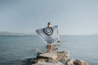 成人，海滩，自然风光，女性，自由，生活方式，户外，放松，海洋，天空，夏季，宁静的景色，假期，水，妇女