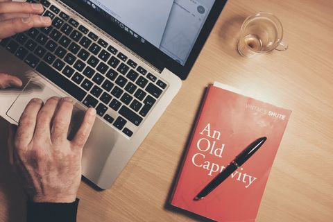 本书，书籍，计算机，设计师，手，手，笔记本电脑，之一，市场营销，开销，笔，钢笔