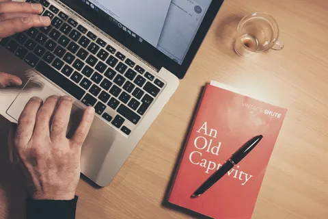 本书，书籍，计算机，设计师，手，手，笔记本电脑，之一，市场营销，开销，笔，钢笔