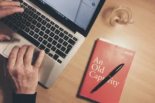 本书，书籍，计算机，设计师，手，手，笔记本电脑，之一，市场营销，开销，笔，钢笔