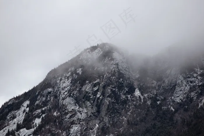 冒险，高度，偏远地区，悬崖，气候，云，冷，环境，探索，雾，冰，山，性质，户外，岩，农村，风景，天空，雪，陡峭，树木，冬季